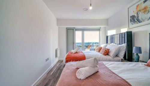 2-BR Flat - City & Town Centre View -1 Minute to Train & Tram Station - Sleeps 5 - Foto 2