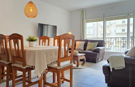 Bright Apartment with Two Balconies and a Seaside Pool - Foto 4