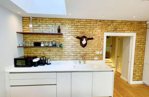 2-Bedroom flat with private patio & firepit in Shepherds Bush near Hammersmith by Staylio Ltd - Foto 22