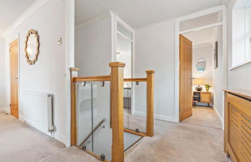 M54 Luxury Escape Sleeps 7- 4 Beds Off M54 - Driveway Parking- RAF Cosford Telford Albrighton Oxley Staffordshire -JLR Wolves Stafford I54 Business Park- 10 Mins to M6- 45 Mins to NEC and BHX Airport Regular & Long Work Stays available - Samina- ARZ Stays - Foto 9