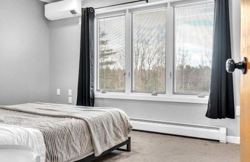 Maine Pondfront Home Sleeps 22 - Pool & Hot Tub - Photo 41