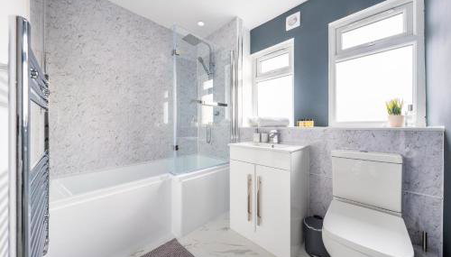 Modern 3 Bedroom Home with WiFi - Ideal for Relocation-Near M25, Free Parking - Foto 5, towels