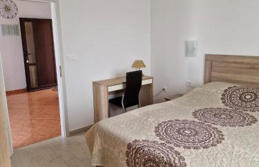 Apartments by the Beach with Pool and Lounge Beds - Miral Apartments - Foto 20