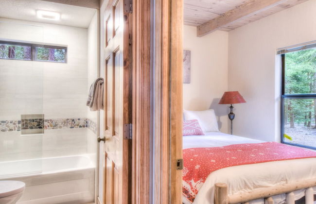 Relax at Rustic Tahoe Charm Minutes to Lake - Foto 12