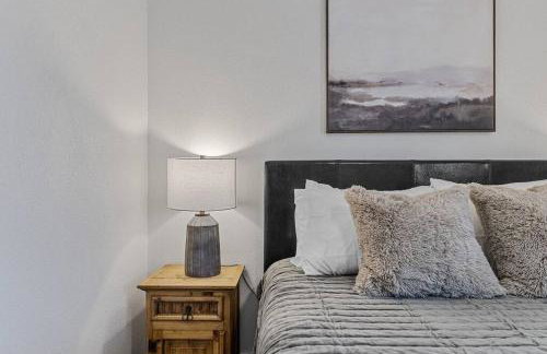 5th St Getaway w Sauna Hot tub Firepit & Game Room - Foto 14