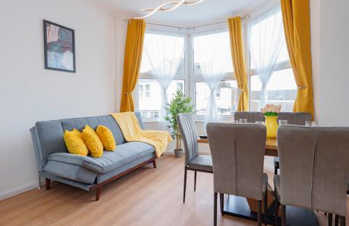 Stylish 3 Bedroom Sea View Apartment -Free Parking- Sleeps 9 - Photo 27