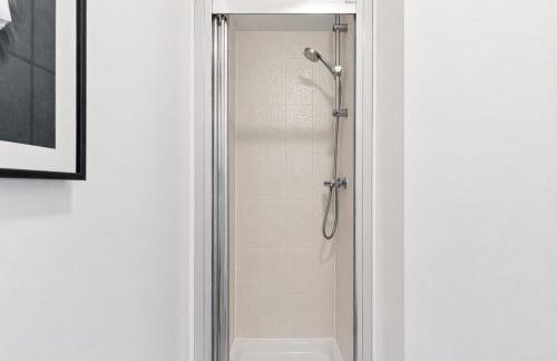 Stylish 3 Bedroom House - Excellent Location - Free Parking, Garden, Fast Wifi, Work Space and Self-Check-In by Yoko Property - Foto 10