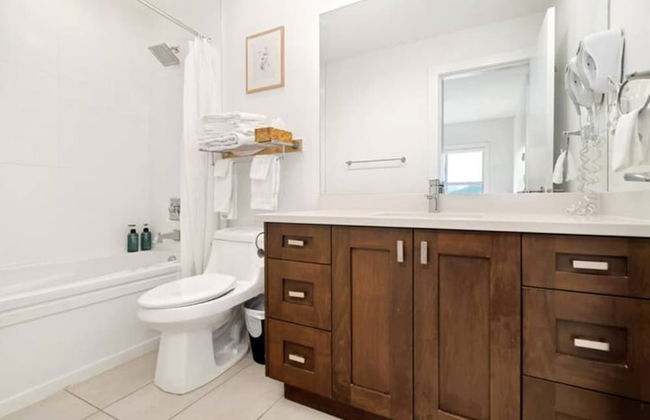 Lakeview Splendor 7BR Penthouse Bliss - Photo 30