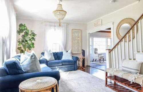 Antique Dennis getaway with firepit & EV charger Dog friendly - Foto 1