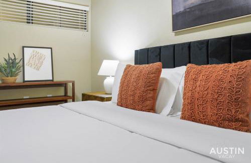 Dual Urban Oasis 8BR in Vibrant North Loop Hub - Foto 20