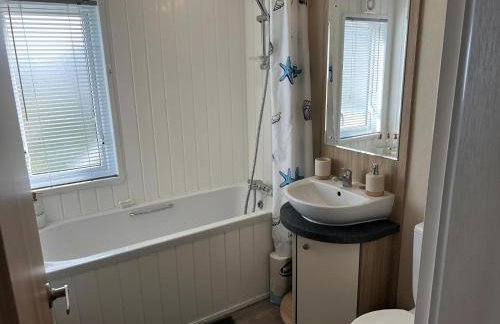 Stunning Lodge Boasting Large Decking Area At California Cliffs Ref 50008L - Foto 14