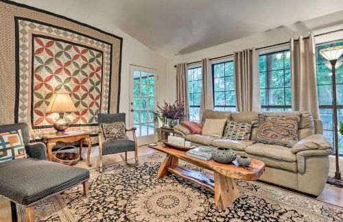 Riverfront Martindale House with 2 Covered Decks - Foto 5