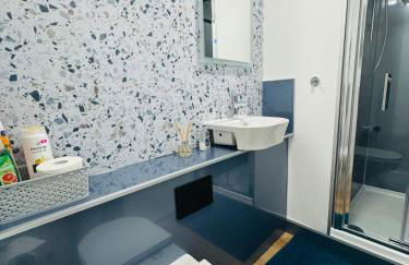EVELYN - KENILWORTH STUDIO FLAT 30m2 - PRIVATE PARKING - Foto 8