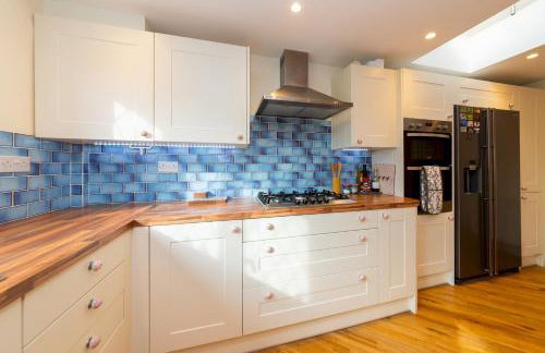 Cosy 3 Bedroom House near River Thames - Pass the Keys - Photo 12