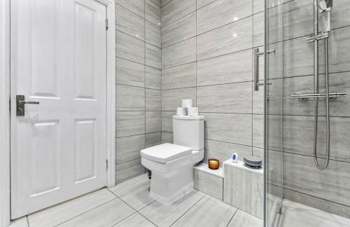 Charming 3BR Flat with Ensuite Master and Balcony - Foto 8