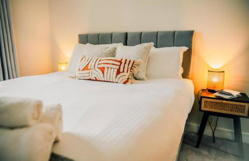 Stylish 2 Bed City Centre Apartment with Parking - Photo 2