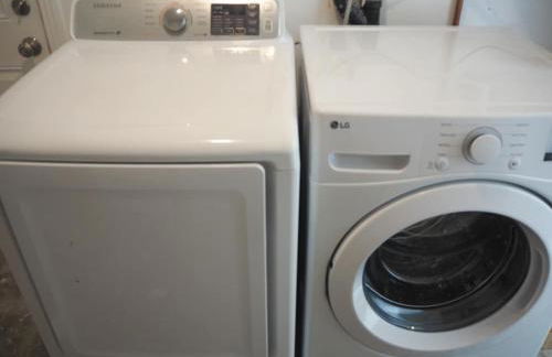 Luxury 3BR, 2BA Newly Renovated with Huge Backyard - Photo 15