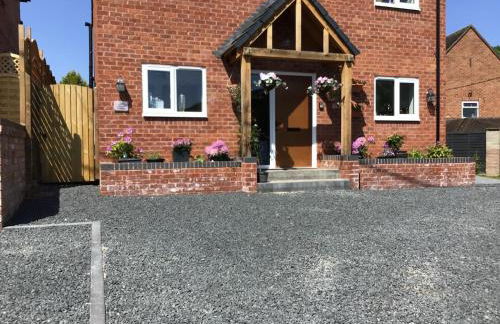 Luxurious 3 bedroom house now with FULL FIBRE INTERNET Shangri la in village of Alfrick with driveway parking for 3 cars in an area of outstanding natural beauty, superb walking,close to Worcester, Malvern showground, theatre, Malvern hills, dogs welcome - Photo 30