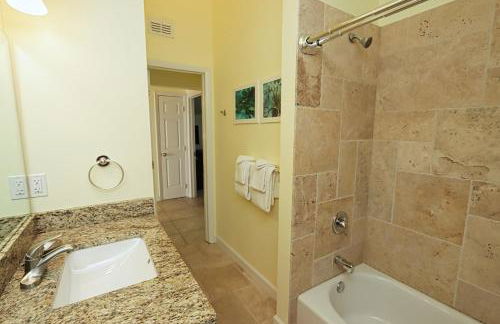 Beautifully Updated, 4 Bedroom Pool Home, 50 Yards to the Beach!! Captiva Escapade - Foto 26