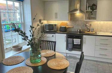 Large town centre apartment with parking - Photo 1