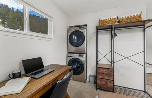 Cozy Riverfront Cabin with Fireplace & Deck - Foto 34