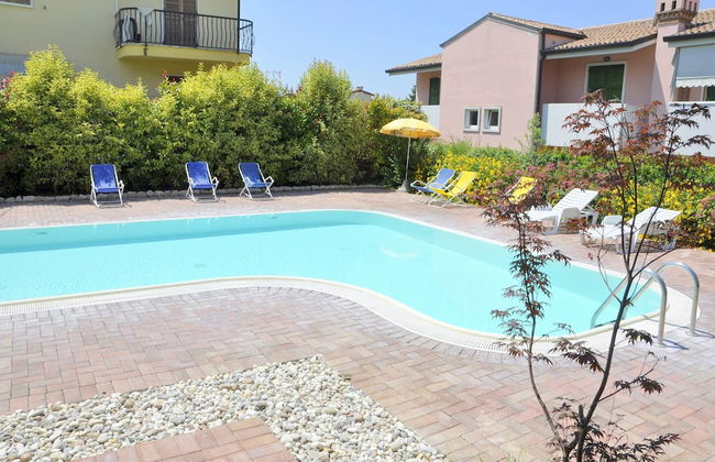 Spacious Apartment With Garden - Photo 1