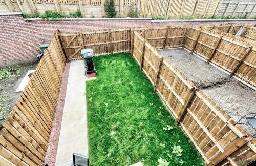 2-Bedroom Holiday Home With Private Garden & Parking - Foto 29