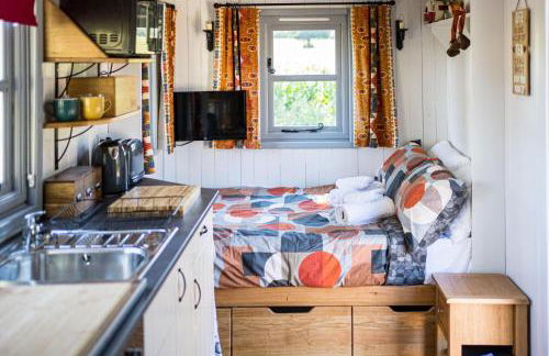 The Hideaway Hut - 1 Bed Shepherds Hut - Hereford - Photo 137