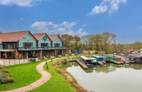 Beautiful Canal Side Apartment - City Centre - Balcony, Secure Parking, Self Check-In, Fast WiFi and Smart TV with Sky TV and Netflix by Yoko Property - Foto 32