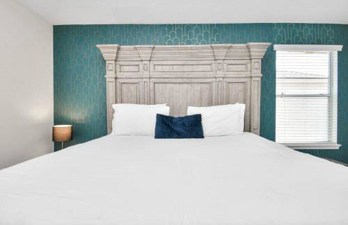 Tranquil 4-BR Oasis With Pool & Backyard Bliss! - Foto 16