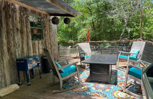 Hobbit Treehouse with waterfall on the Brazos River! 350 acres! Tubing! Petting zoo! - Foto 8
