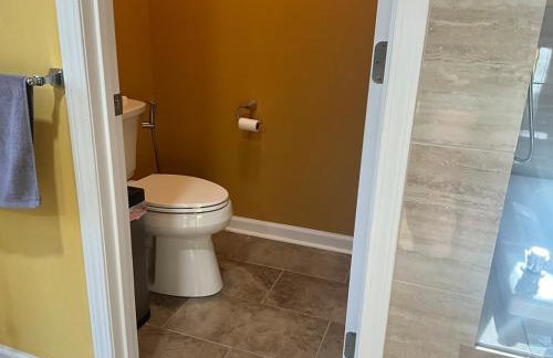 Quiet Forest Vacation home on a Private Road with Spacious Patios, Fire pit, Pet friendly and a Private pool - Foto 45