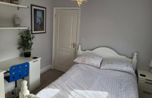 Detached luxury 5 bed house, lanscaped garden, fire pit, parking, can sleep families or workers - Foto 35