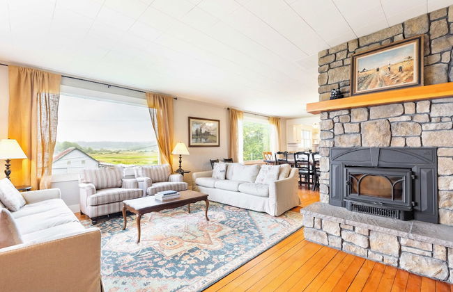 Private Beach Access + Water Views! Sleeps 18, Historic 6bdr Farmhouse w/ Deck - Foto 3