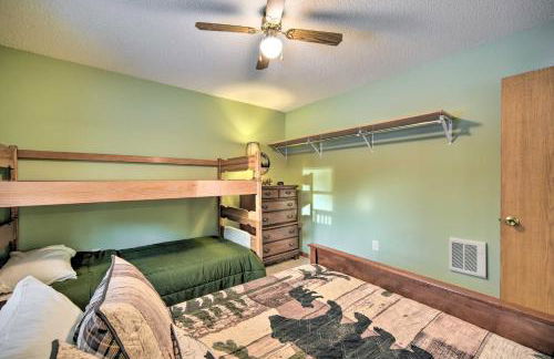 Wooded Danbury Cabin with Grill and Fire Pit! - Foto 12