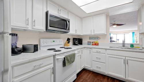Stunning Beachfront Apartment Near Cocoa Beach Pier - Foto 4, stove, dishwasher, toaster, minibar