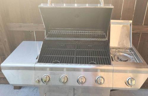 Bring the Crew! 4BR Luxe Pad, Backyard Magic & City at Your Door - Foto 44