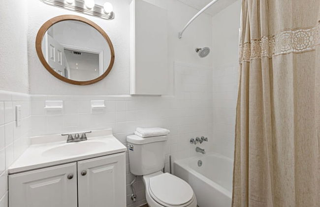 Stylish 2 BR Condo - Close to Riverwalk - Photo 24