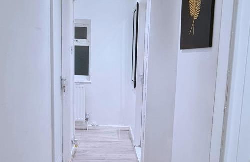 Modern Penge East Apartment - Photo 11