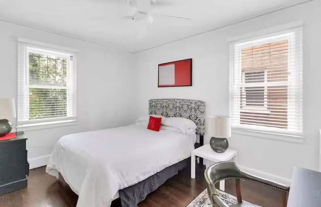 Gather Around the Mid-century Table at a Tranquil Haven - Foto 29