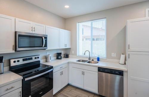 Serene 2BR Home with Premium Beds - Foto 77