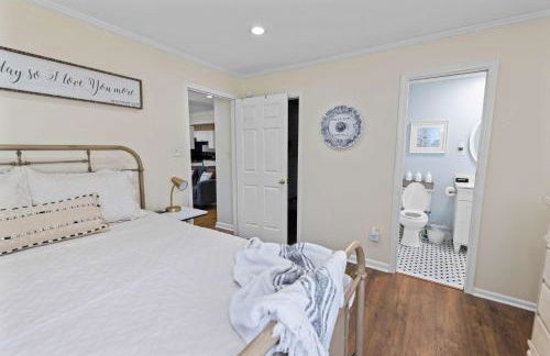 Modern Memphis Retreat - Sleeps 7 - Fireplace - Foto 25