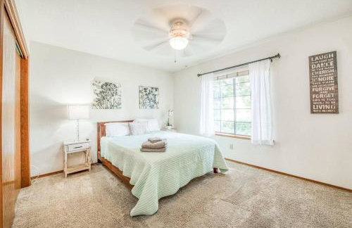 Stylish 3BR/2BA Retreat w/ Pool! Dream Getaway - Foto 10