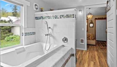 Mt Rainier Retreat with Spa Bathroom-Hot Tub-Fireplace - Foto 4