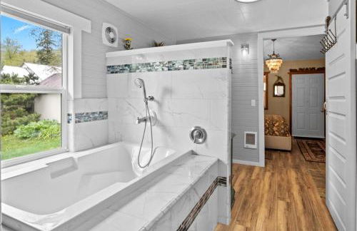 Mt Rainier Retreat with Spa Bathroom-Hot Tub-Fireplace - Foto 4