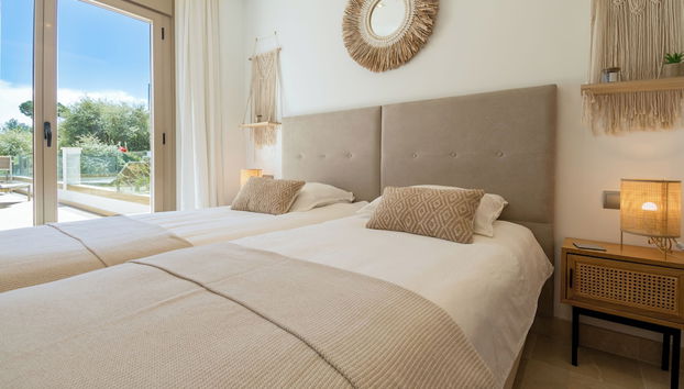 Stylish 3-bed Apt on La Cala Golf 15th Hole View - Foto 3, Habitación