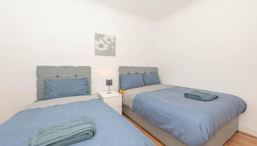 Xtra Large 4 Bedroom House with Heating Sleeps 14 Near Station and ExCeL - Foto 3