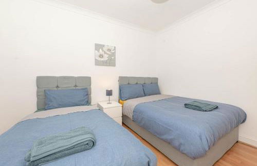 Xtra Large 4 Bedroom House with Heating Sleeps 14 Near Station and ExCeL - Foto 3
