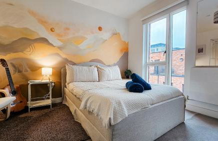 Sleek 4BR Townhouse - Rooftop - Hot Tub - Foto 20