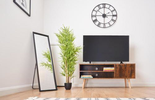 3 Bedroom Home in Central Milton Keynes - Photo 2